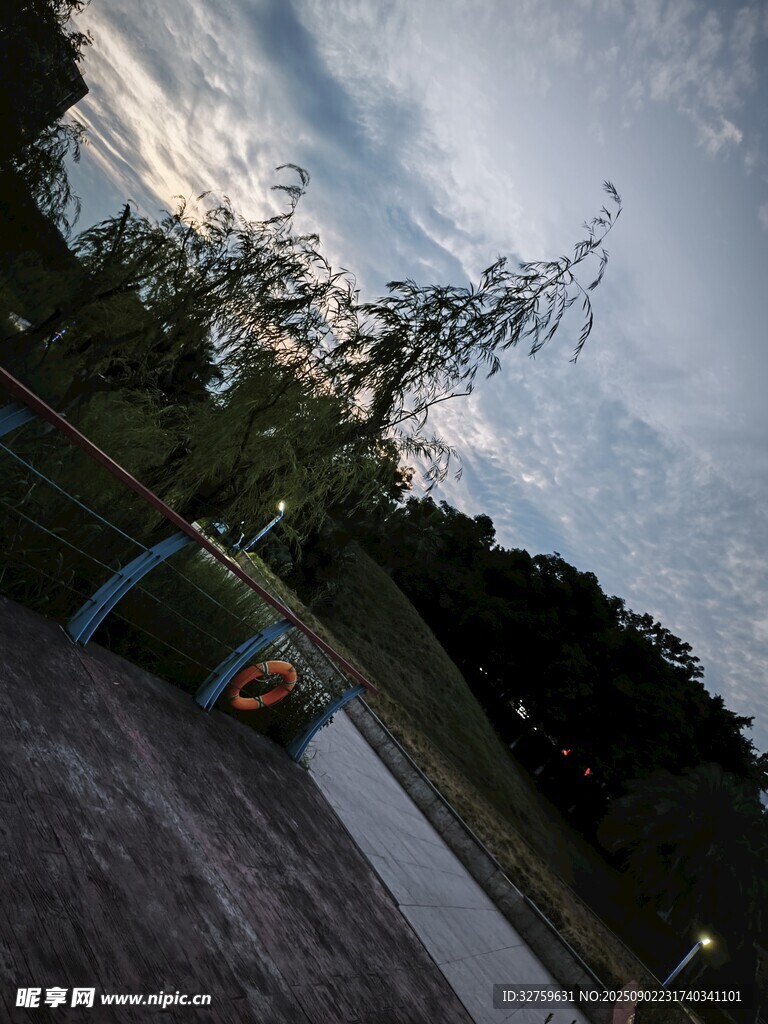 戶外黃昏時的靜謐場景