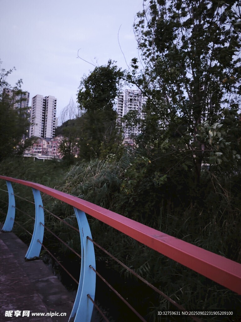 城市中色彩鮮艷的步道欄桿