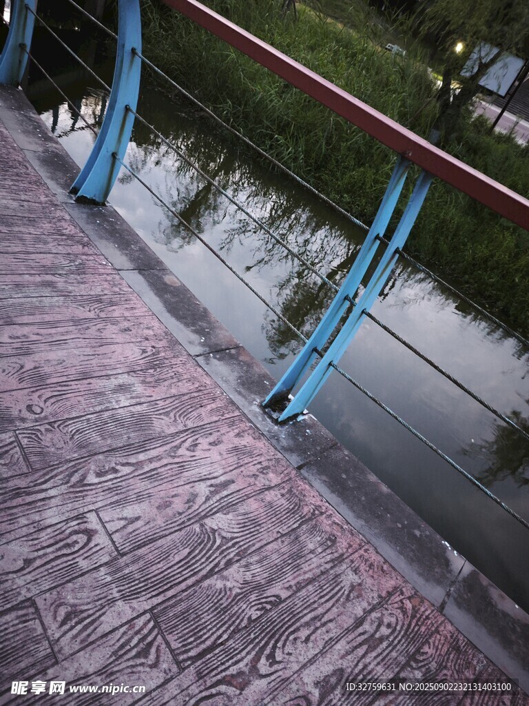 湖邊木質(zhì)棧道與藍(lán)色欄桿