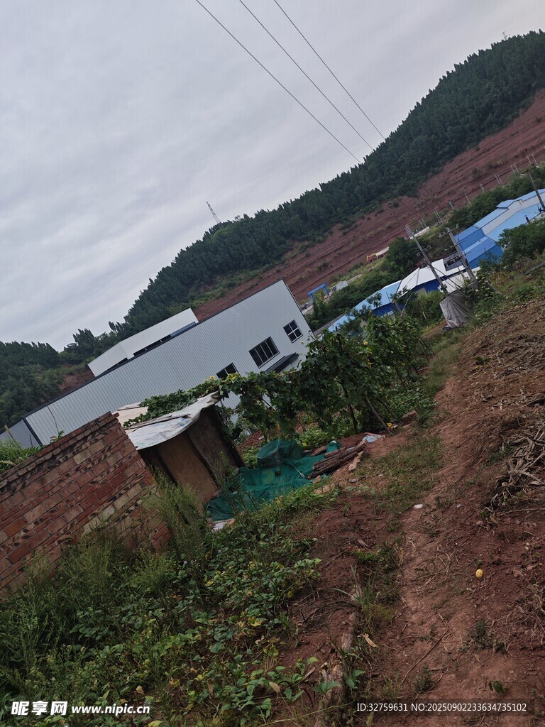 鄉(xiāng)村在建房屋與周邊景象