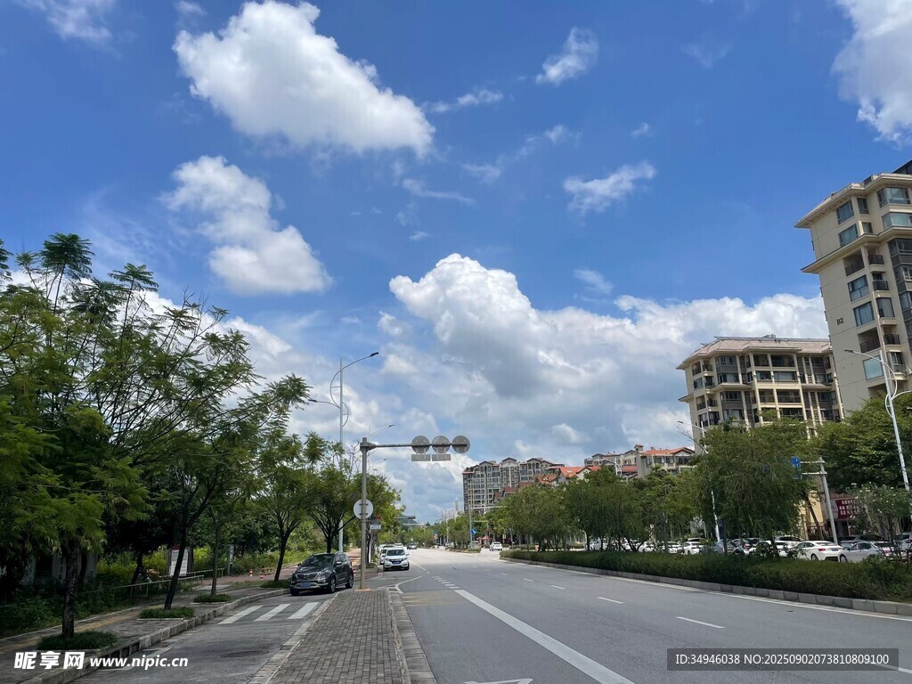 城市寬闊道路與藍(lán)天白云