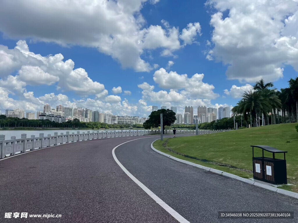 寬闊公路邊的藍(lán)天綠樹景觀