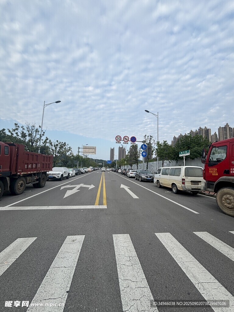城市道路上的車輛與斑馬線