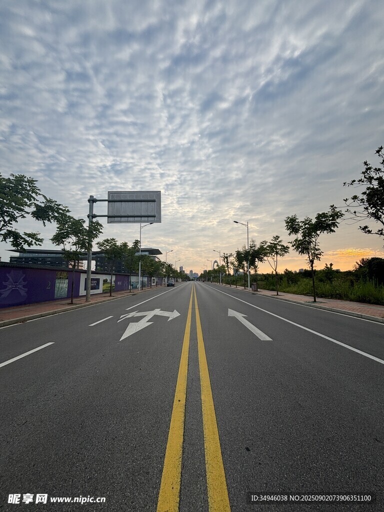 寬闊公路延伸向遠(yuǎn)方