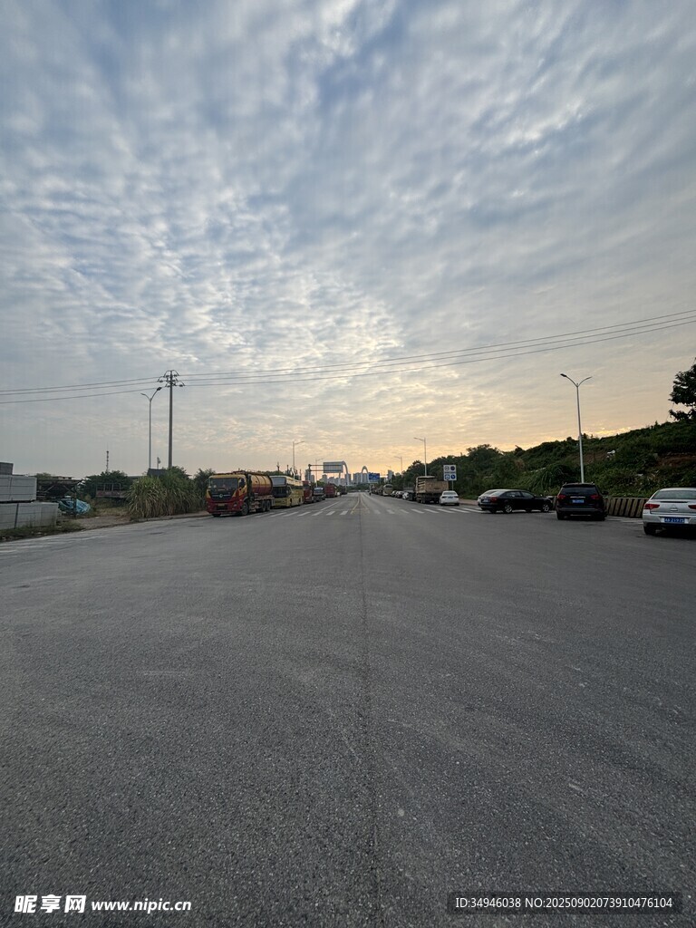 黃昏下的空曠停車場