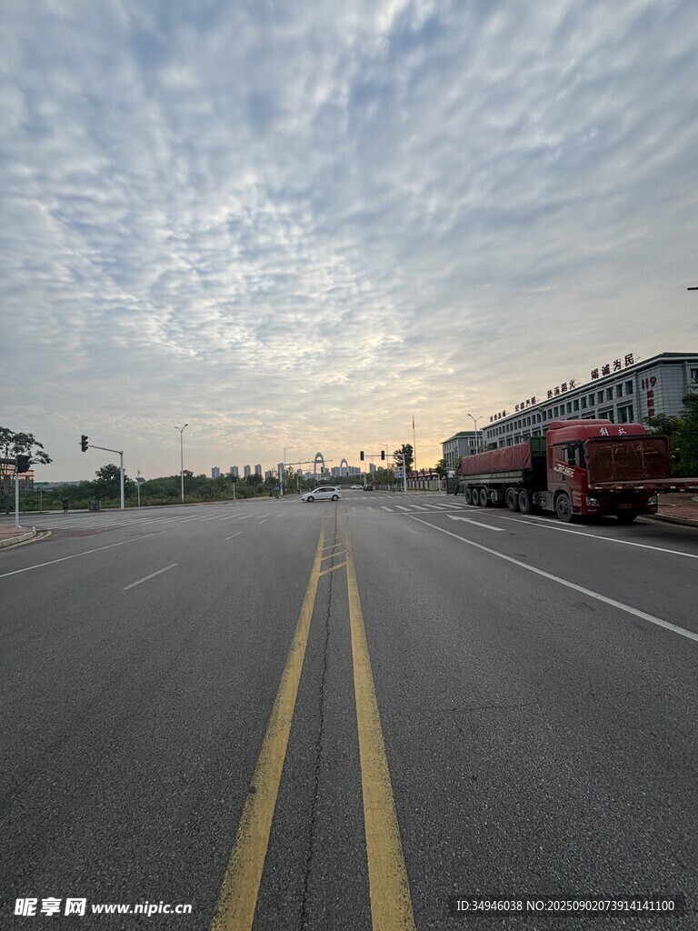 空曠公路與天邊云彩
