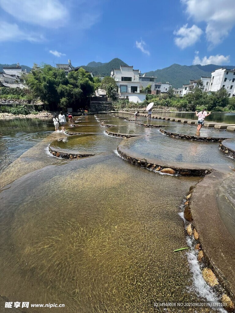 山間清澈溪流景觀