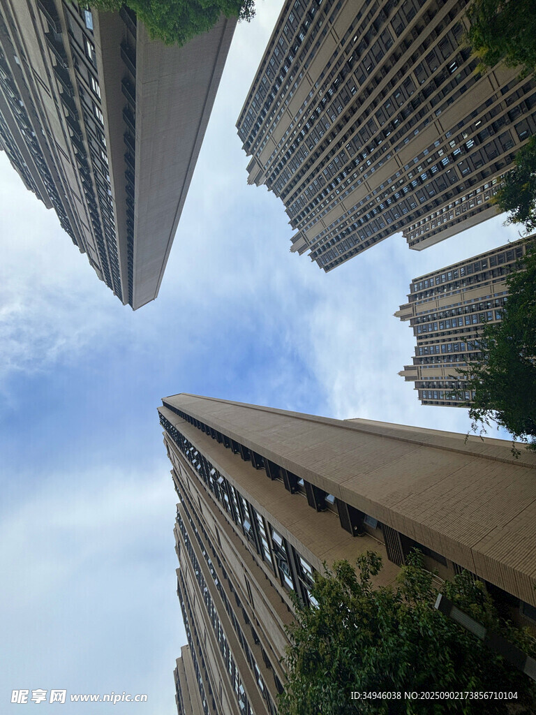 仰視城市高樓建筑群