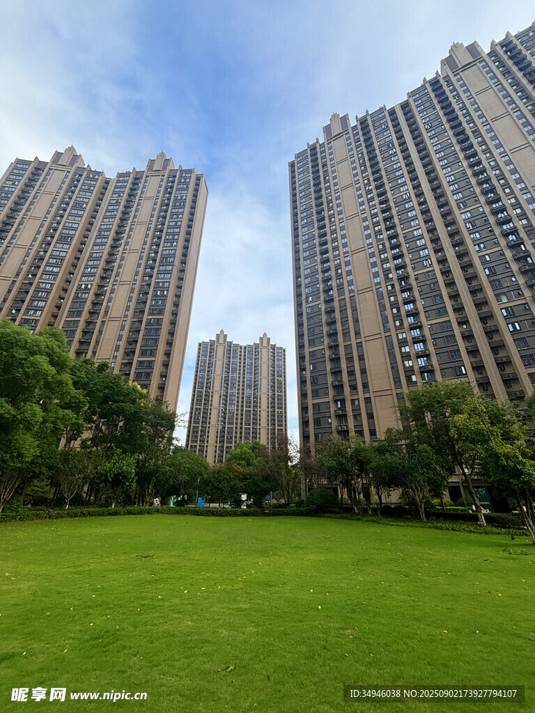 城市草坪旁的高層住宅區(qū)