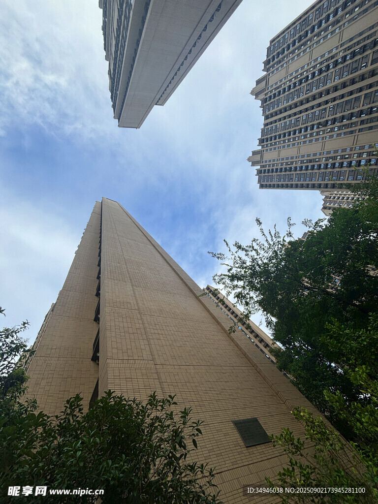 仰視城市中的高聳建筑