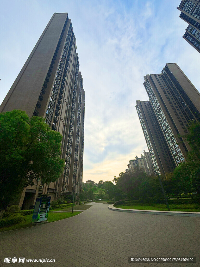 城市住宅區(qū)的寬闊道路