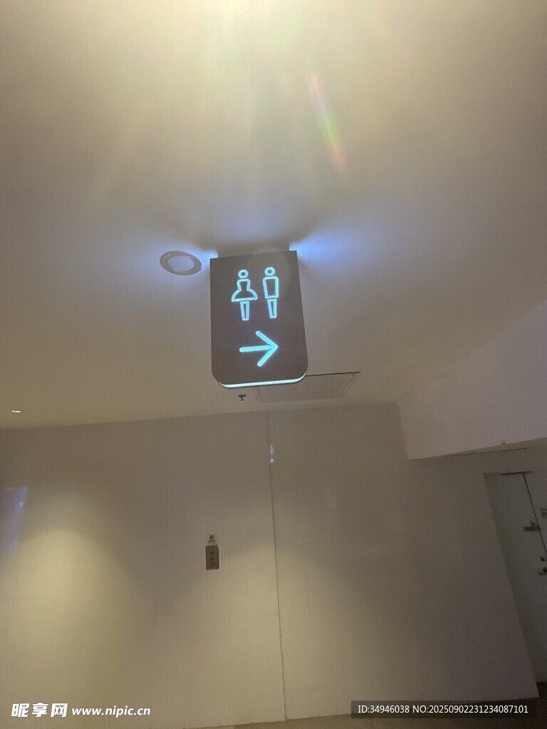 室內(nèi)天花板上的發(fā)光標(biāo)志