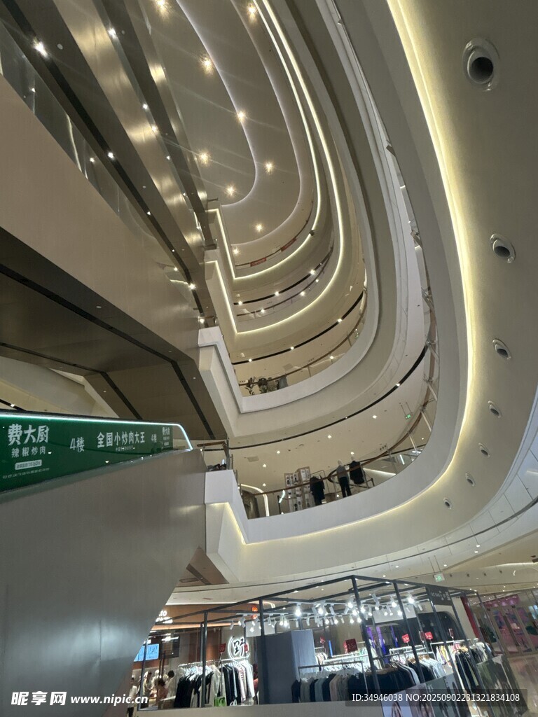 現(xiàn)代商場內部多層空間景觀