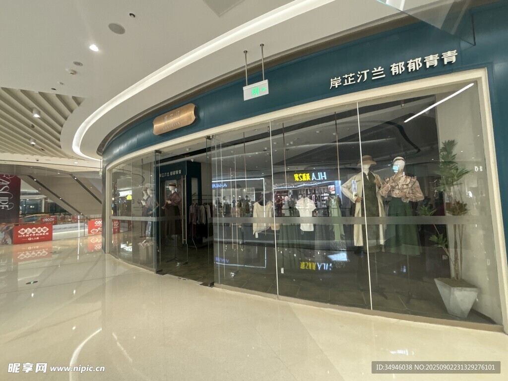 商場(chǎng)內(nèi)時(shí)尚服裝店外觀