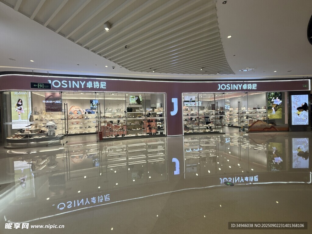 機(jī)場內(nèi)的品牌商店區(qū)域