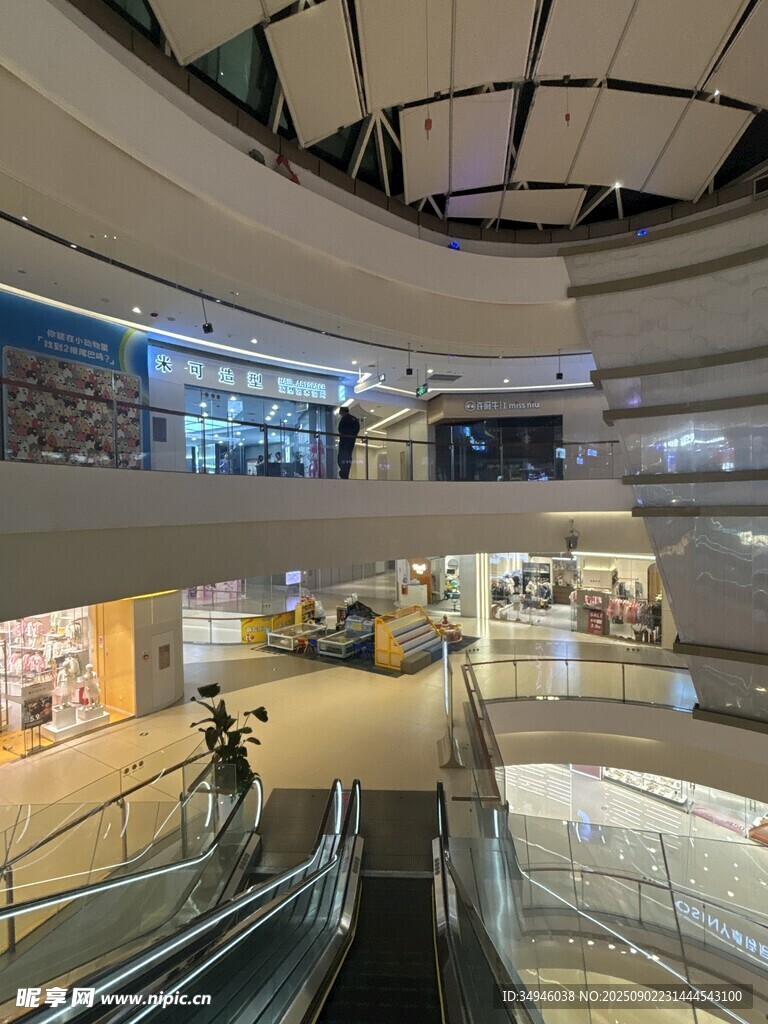 現(xiàn)代商場內(nèi)部空間景象
