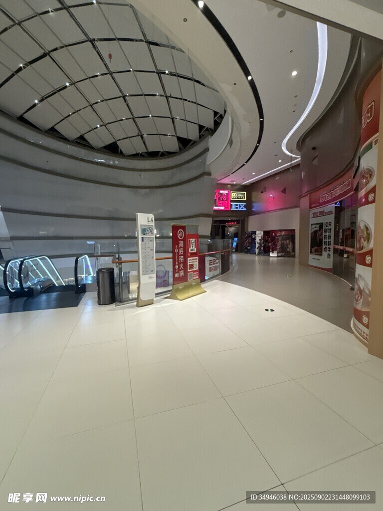 空曠現(xiàn)代的商場內(nèi)部空間