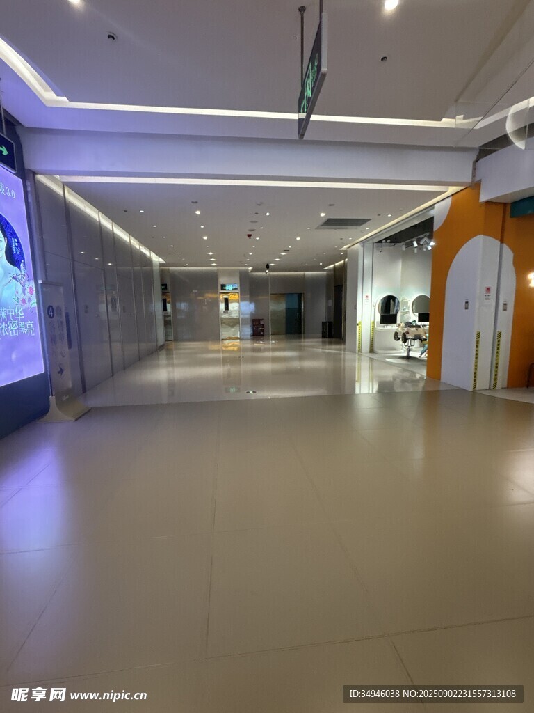 現(xiàn)代寬敞的室內(nèi)走廊空間