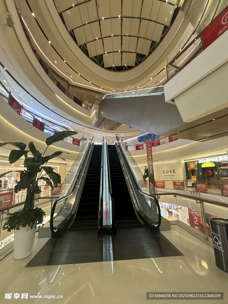 商場(chǎng)內(nèi)的自動(dòng)扶梯景觀