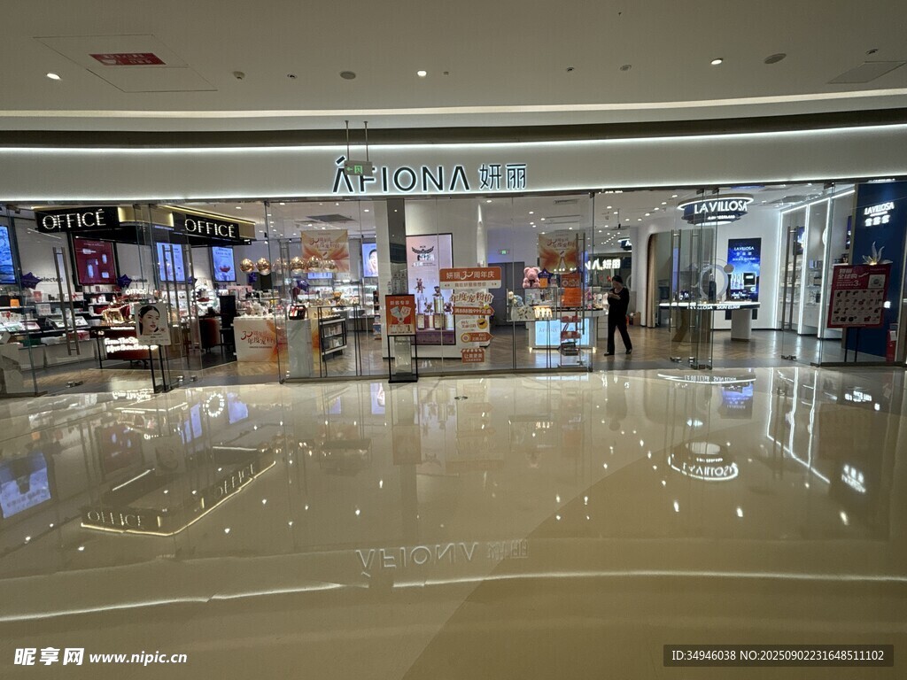 商場(chǎng)內(nèi)部寬敞明亮的場(chǎng)景