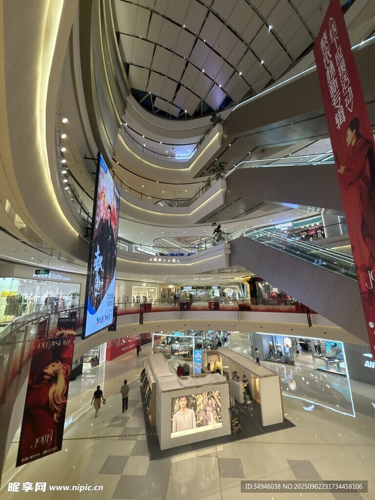 現(xiàn)代商場內(nèi)部空間景觀