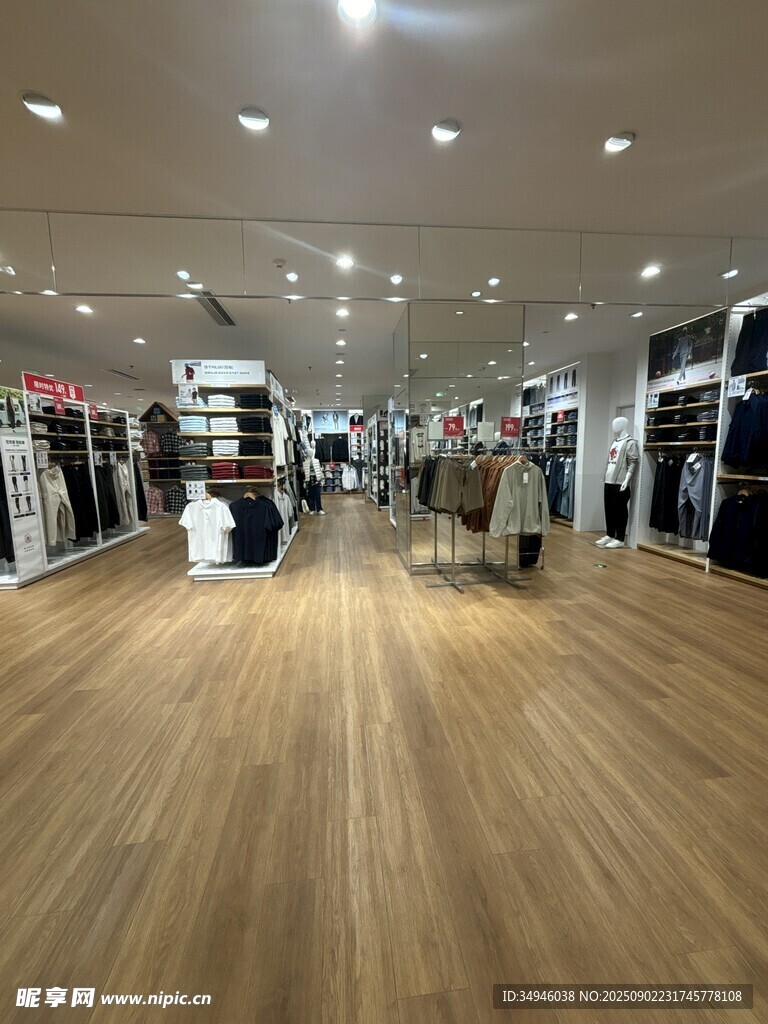 寬敞明亮的服裝店內(nèi)景