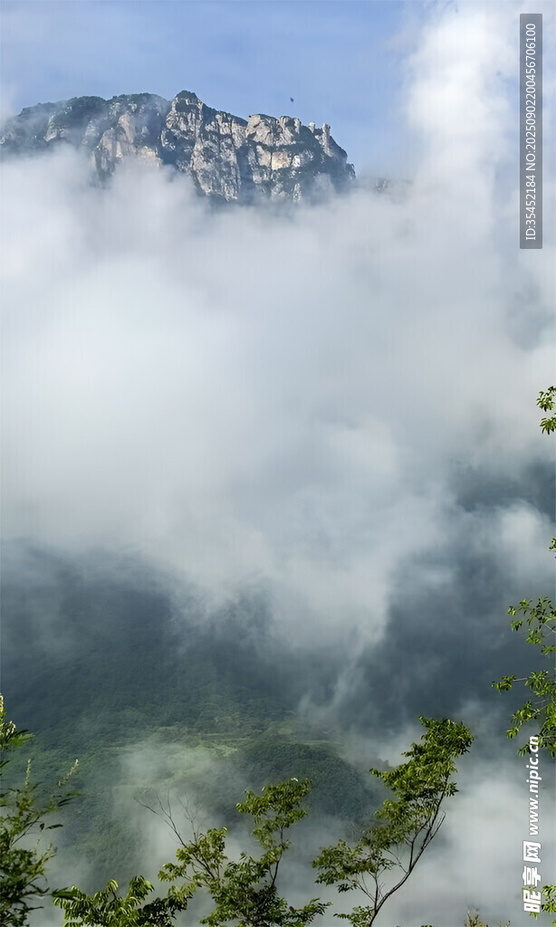 山間云霧
