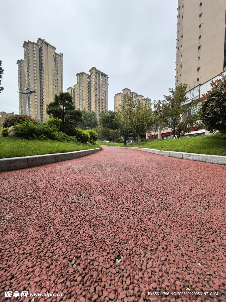 城市中的紅色透水景觀道路