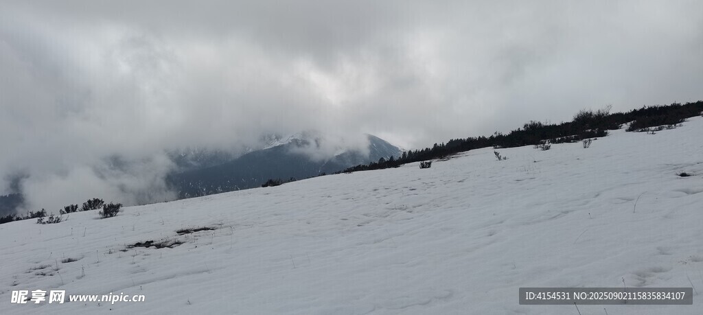 雪山雪景 天際烏云籠罩