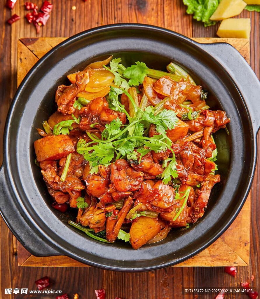 雞公煲砂鍋美味香辣雞肉煲