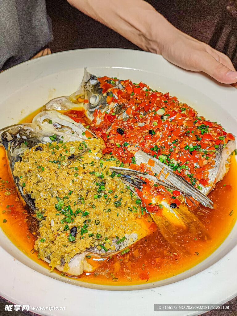 雙色花鰱頭雙色剁椒蒸鮮魚