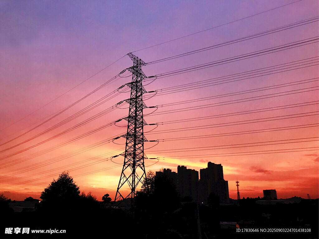 夕陽下的輸電塔剪影
