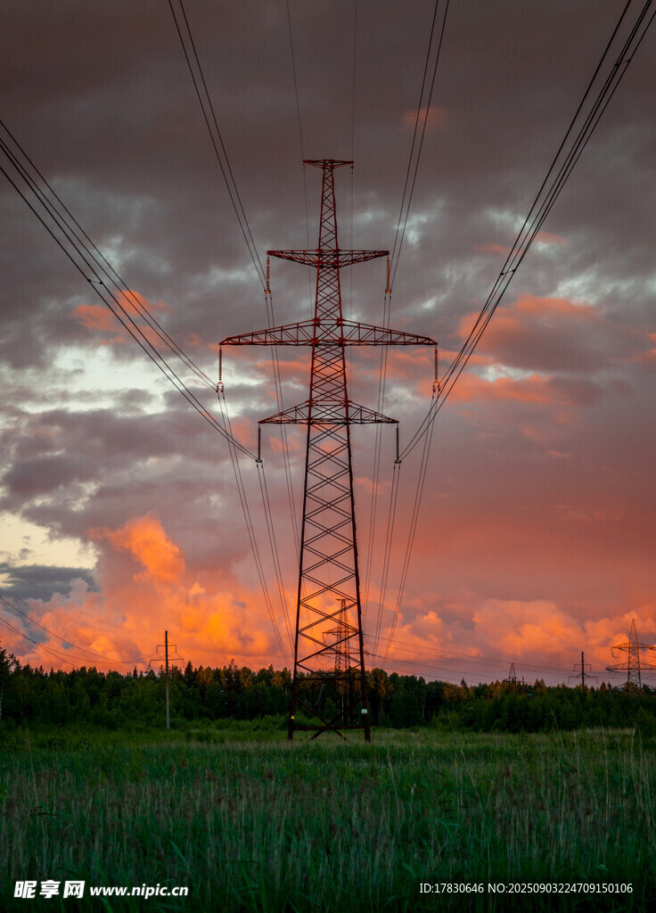 夕陽(yáng)下的高壓輸電塔