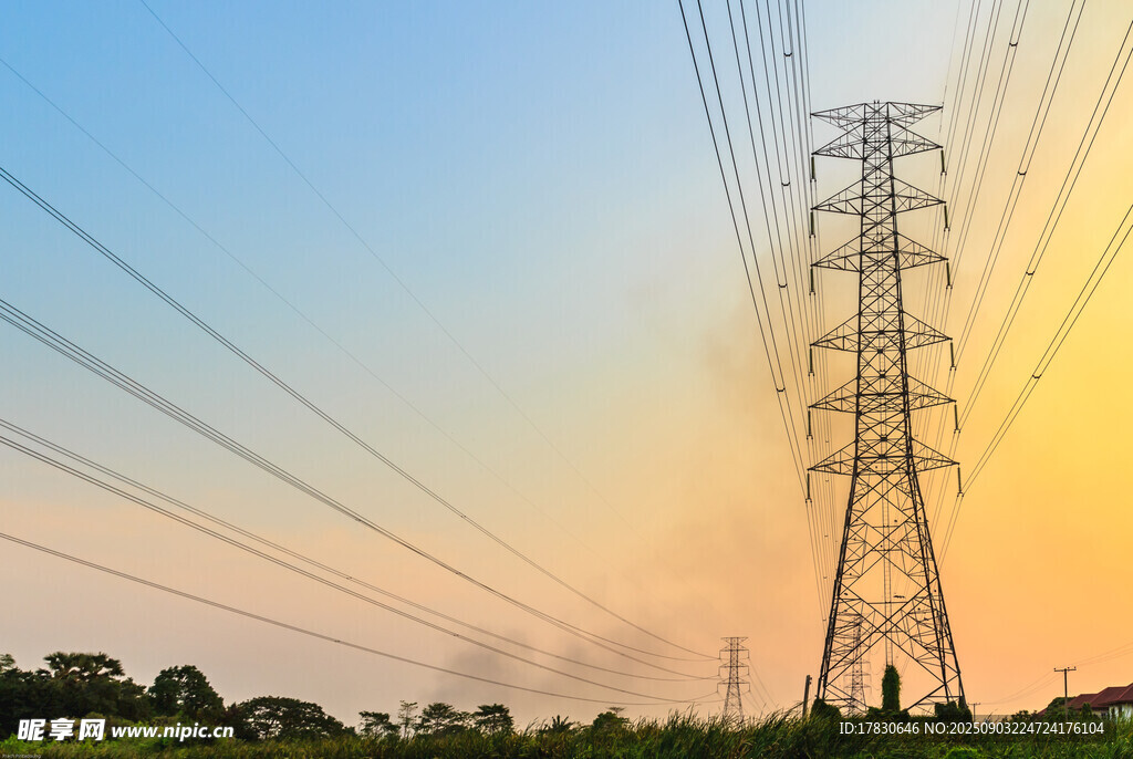 夕陽下的高壓輸電塔