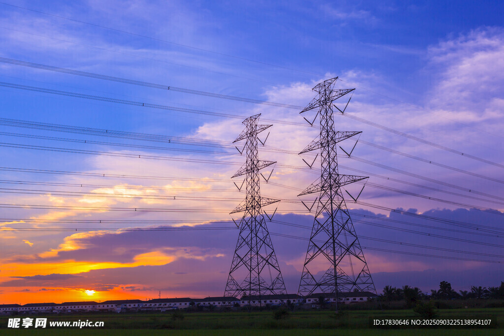 夕陽(yáng)下的高壓輸電塔