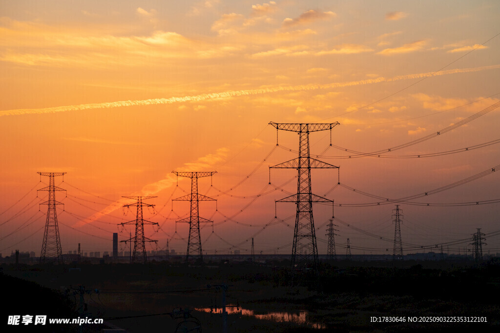 夕陽下的輸電塔景觀