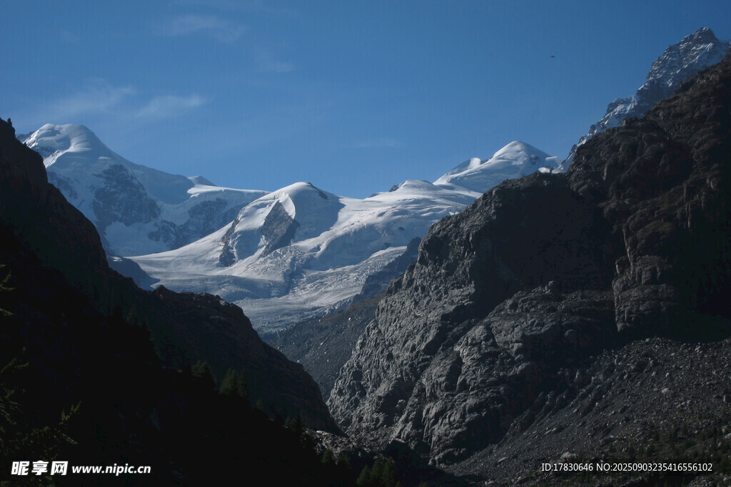 壯麗雪山山谷美景