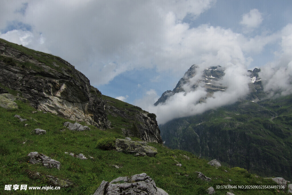 山間云霧繚繞的秀麗景致