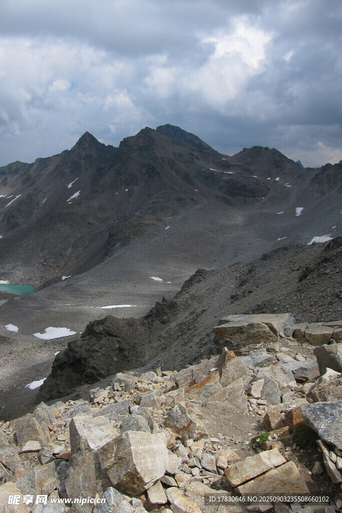 高山嶙峋間的壯美景致