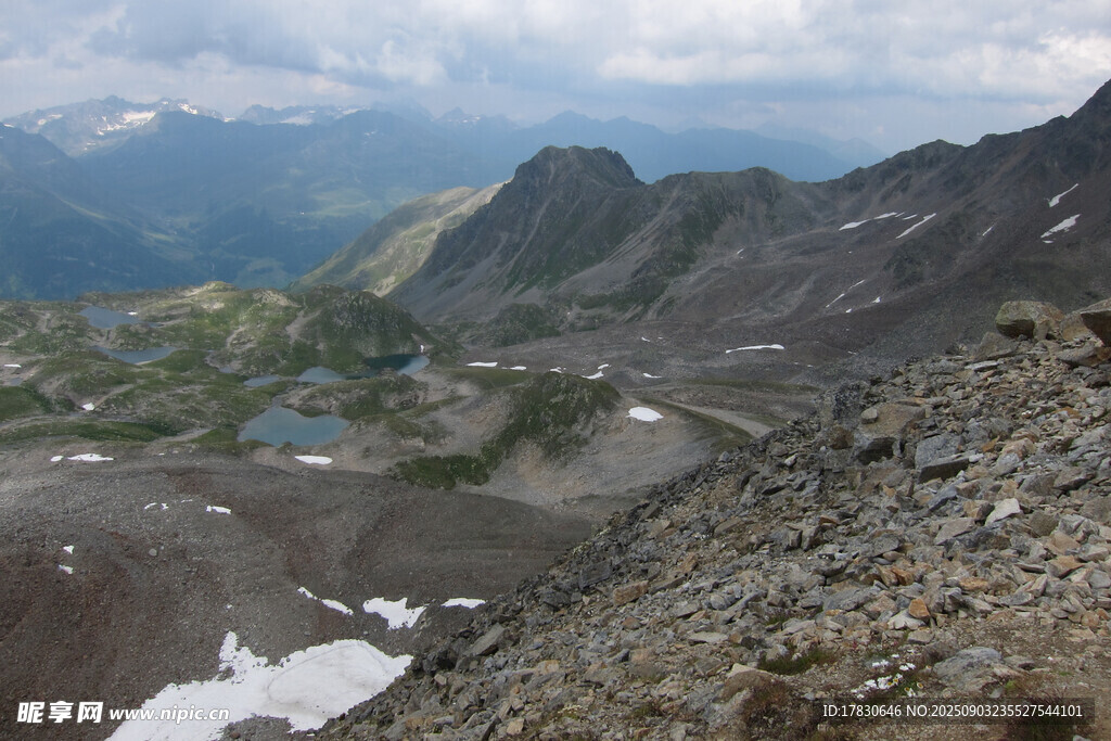 高山壯麗景觀俯瞰圖