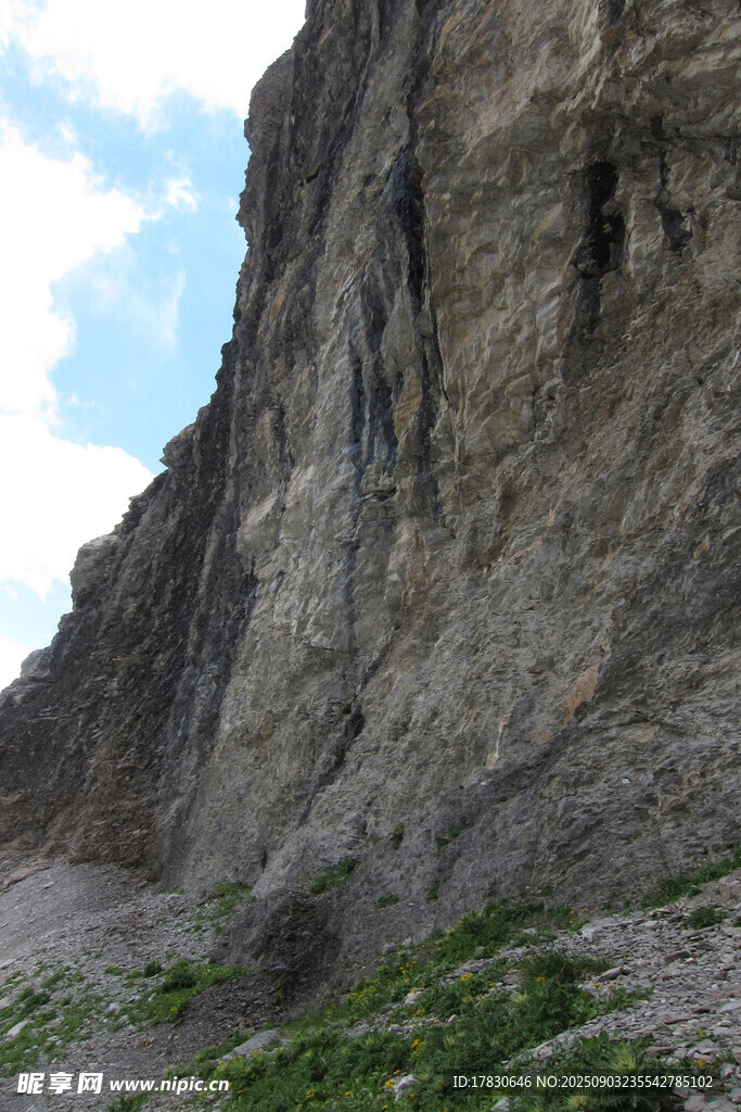 陡峭嶙峋的高山巖壁