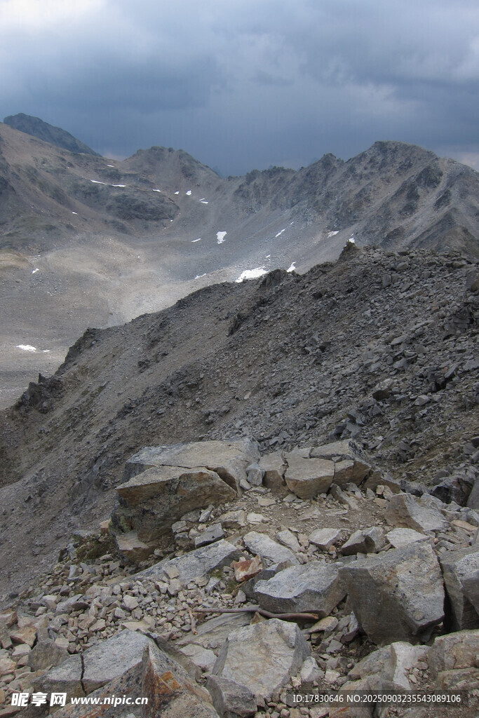 高山嶙峋景觀