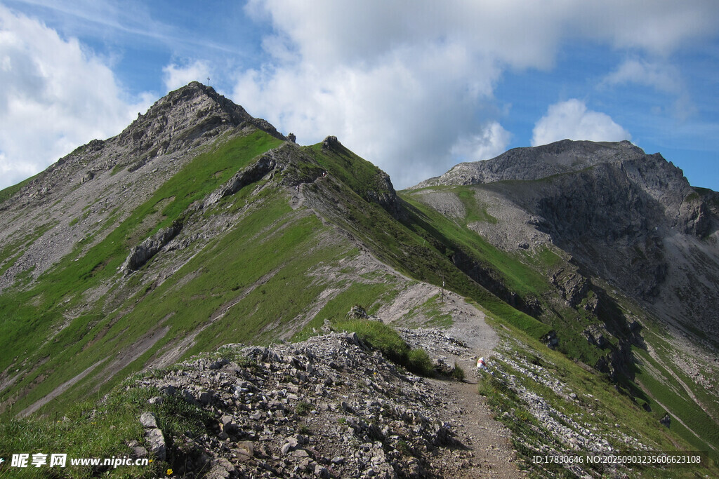 巍峨青山間的崎嶇山路