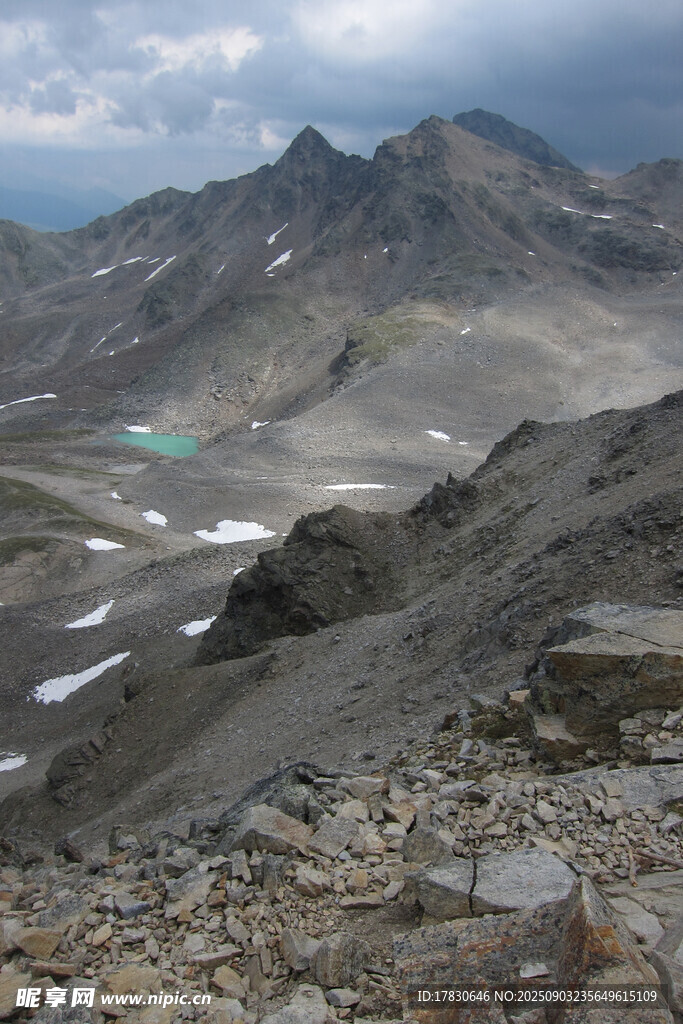 高山間的多彩湖泊景觀