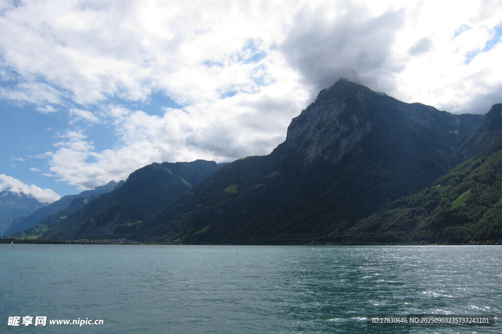 壯麗山水間的湖光山色
