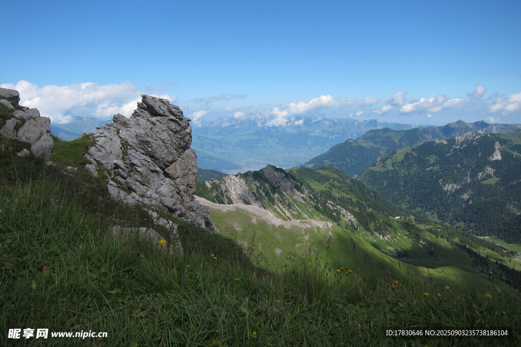 高山峻嶺間的壯美風景