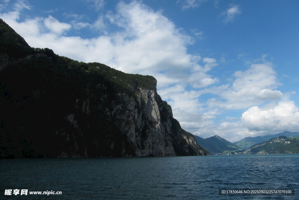 壯麗山水間的湖岸風(fēng)光