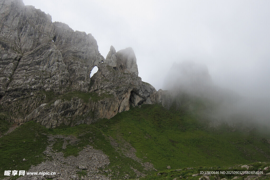 云霧繚繞的險峻山峰