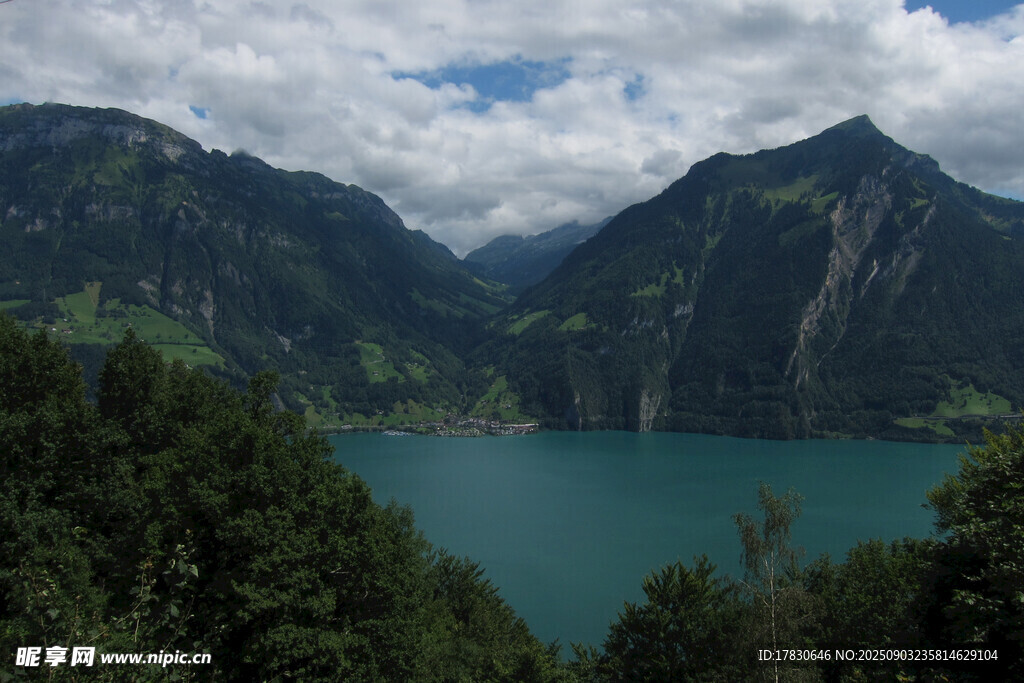 高山湖畔美景