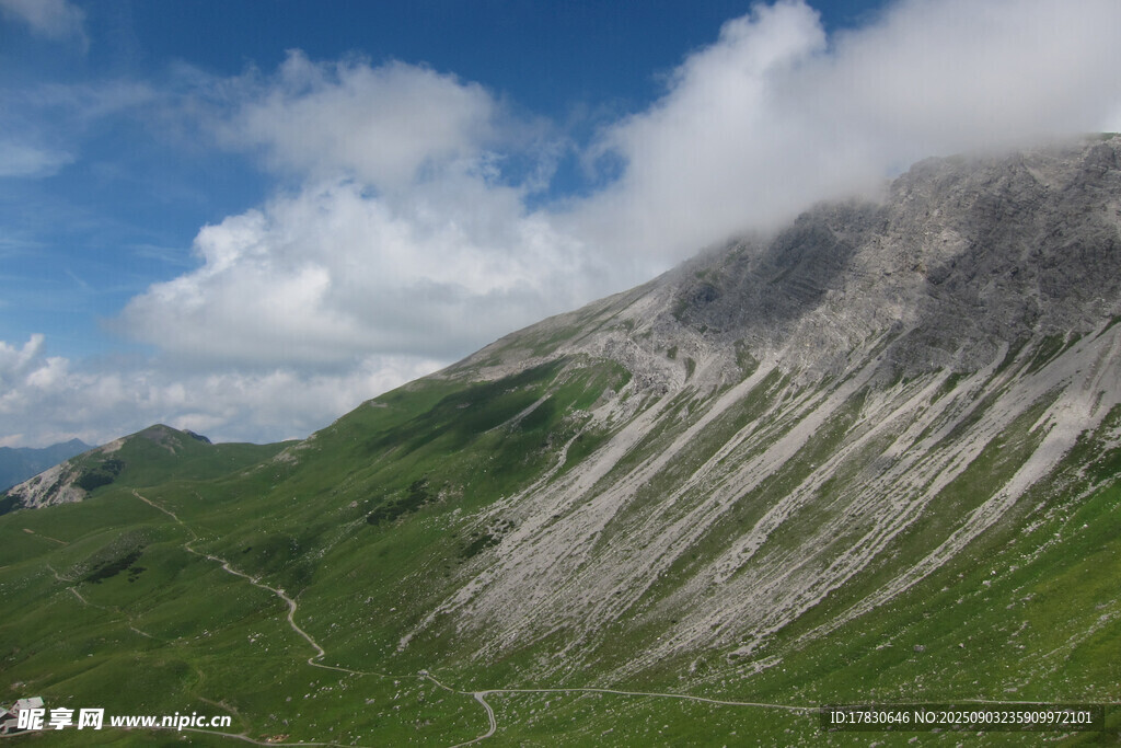 青山白云間的壯美山景